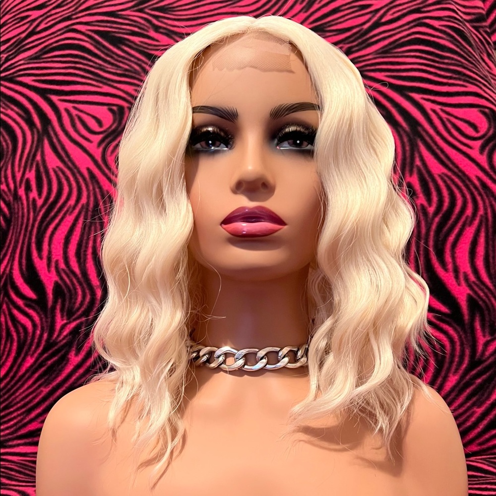 ICY PLATINUM MIDDLEPART WIG BEACHWAVES TEXTURED TRENDY MEDIUM LENGTH ROMANCE WIG